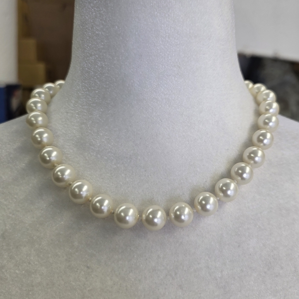 Pearl necklace with magnetic closure